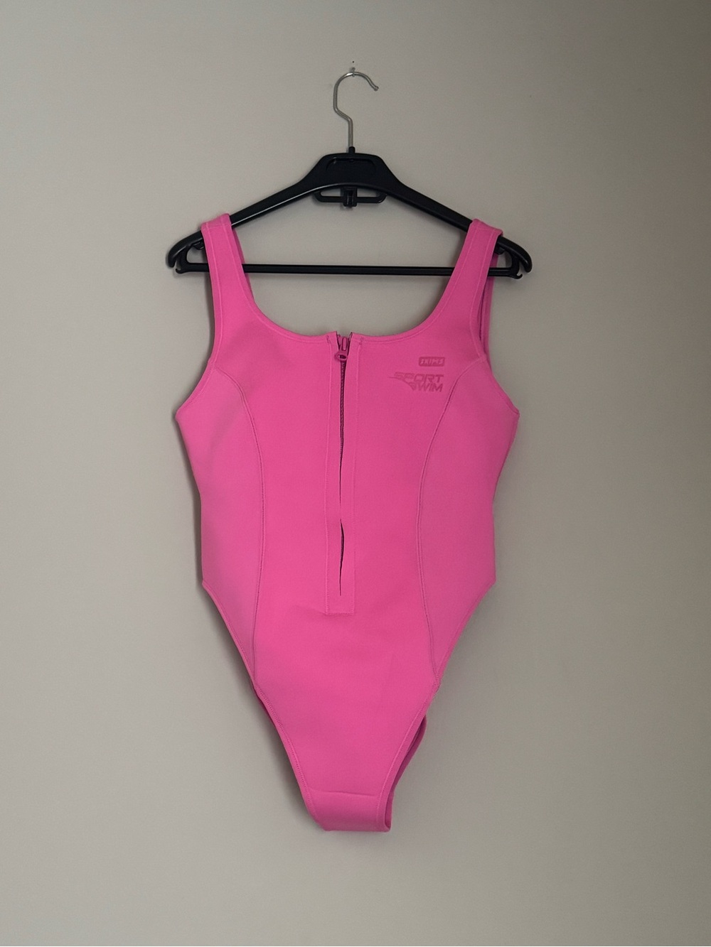 SKIMS SPORT SWIM SCOOP NECK ONE PIECE I TAFFY in M